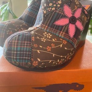 Boho clogs, size 10, by Rocket Dog, so groovy, you need these to go with denim!